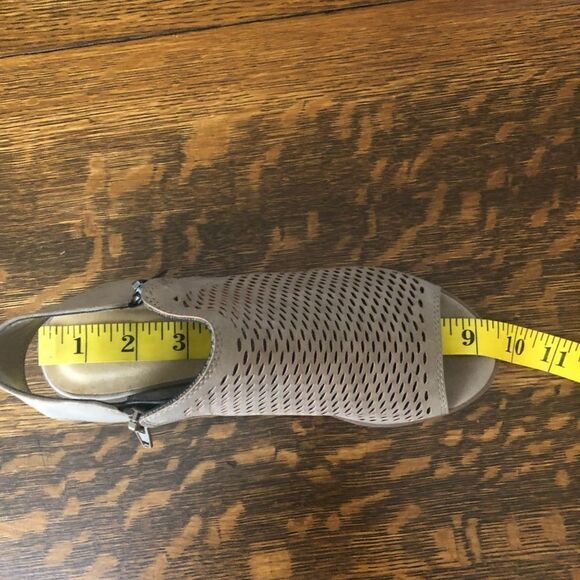 Soda Faux Leather Light Tan Cage Style Peep Toe SANDALS NWOB - Picture 9 of 12